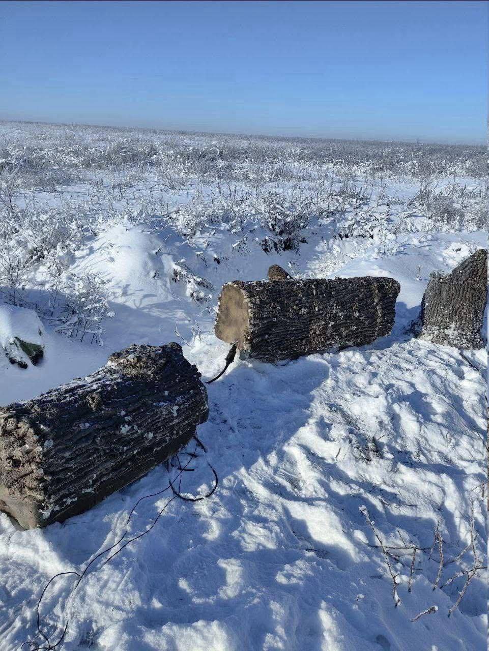 Два майора: Вражеские каналы публикуют фото реализации отличной идеи русского солдата по маскировке антенн средств РЭБ, РЭР, связи, замаскированных под деревья, поваленные стволы и пни Два майора: Вражеские каналы публикуют фото реализации отличной идеи русского солдата по маскировке антенн средств РЭБ, РЭР, связи, замаскированных под деревья, поваленные стволы и пни