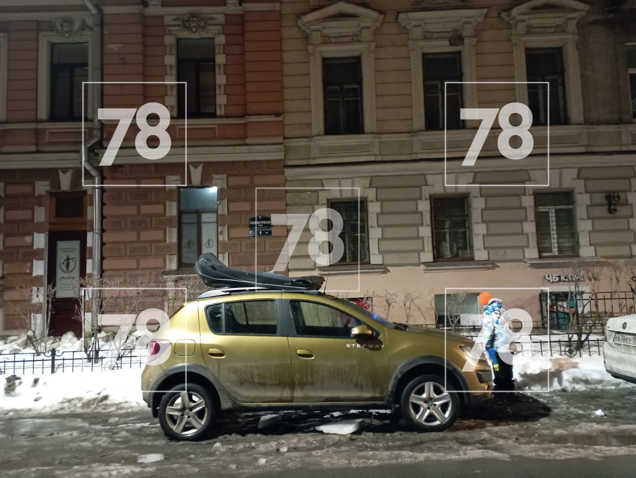 На платной парковке в Центральном районе глыба льда рухнула на легковую машину На платной парковке в Центральном районе глыба льда рухнула на легковую машину