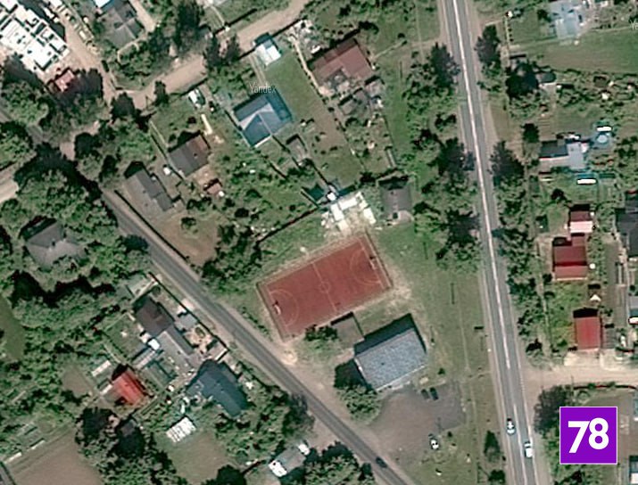 Семья из пяти человек несколько лет прописана на баскетбольном поле в Тайцах