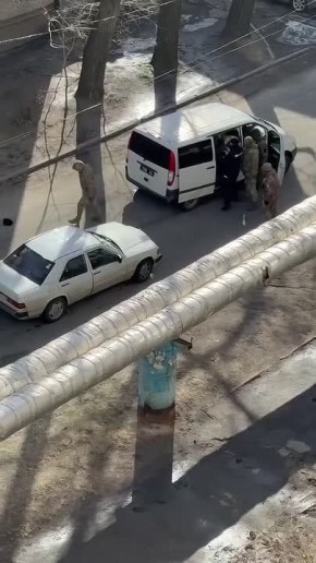 В Днепропетровске людоловы совместно с полицаем вбивают "добровольцу" желание пойти на мясо за наркофюрера и скумбрию по 8