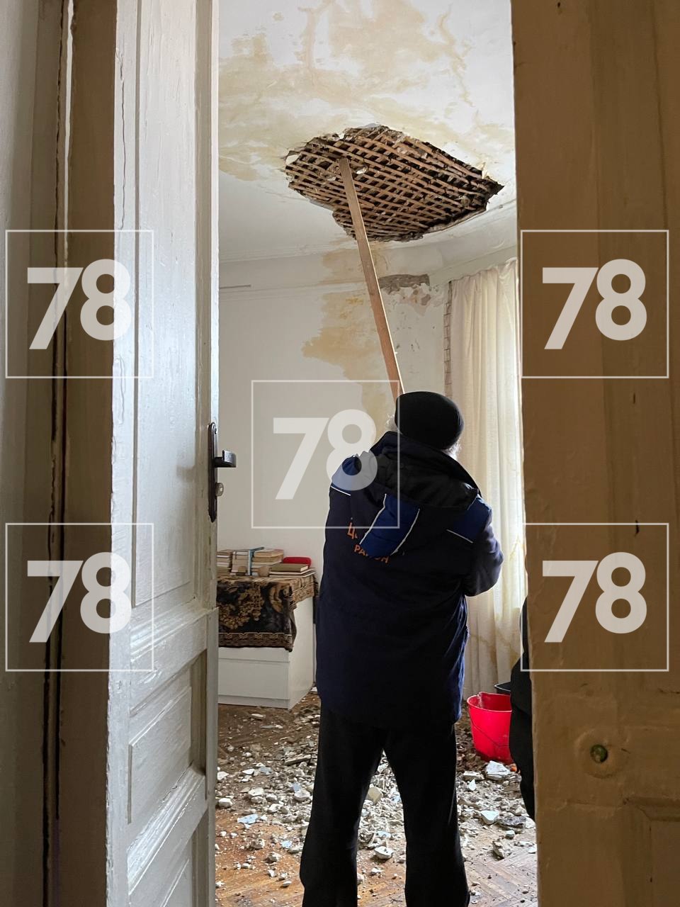 Менять вёдра приходится раз в полчаса Менять вёдра приходится раз в полчаса