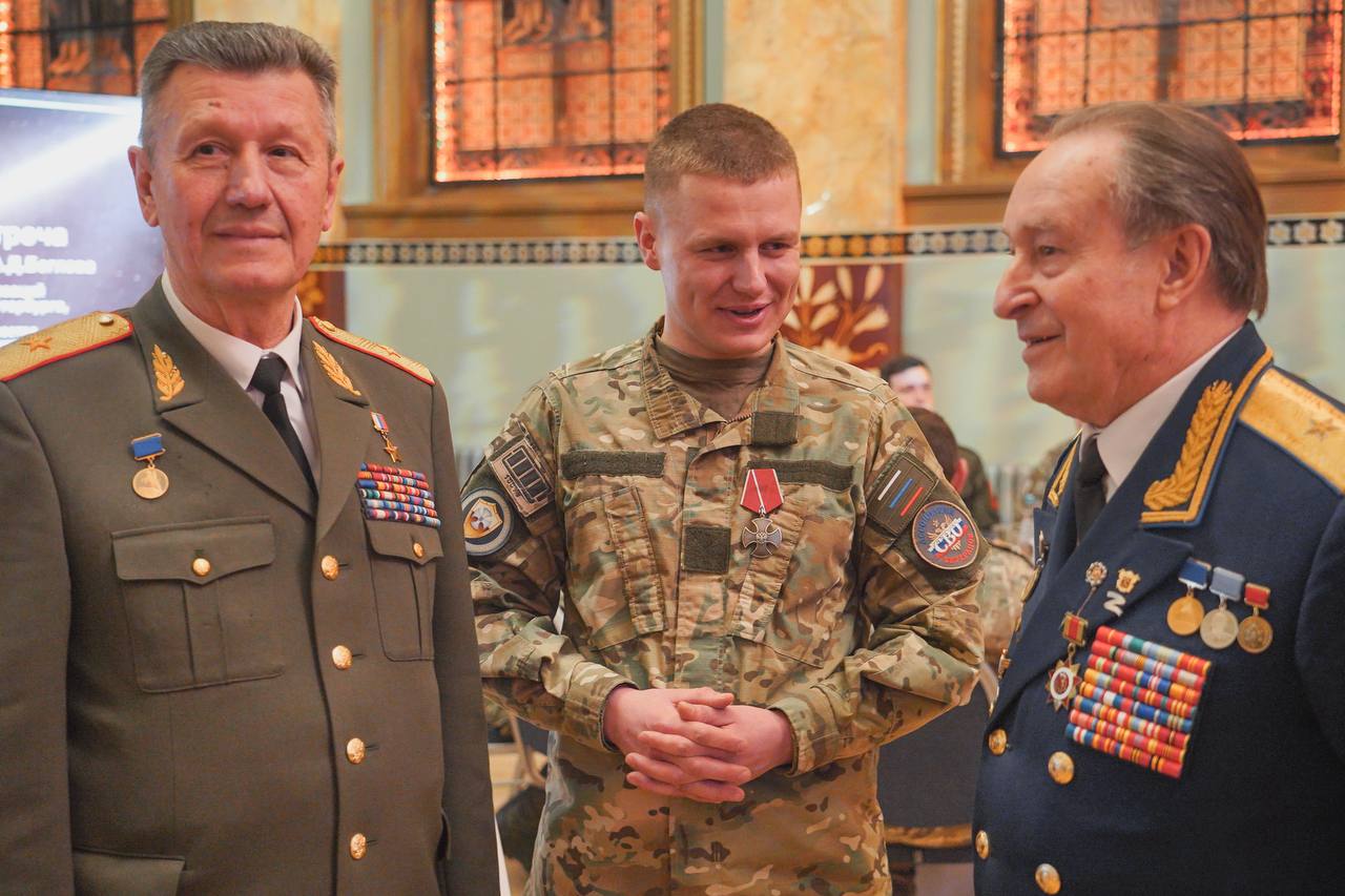 Александр Беглов: Вчерашний вечер завершился тёплым мероприятием – вместе с председателем Законодательного Собрания Александром Бельским поздравили наших ветеранов