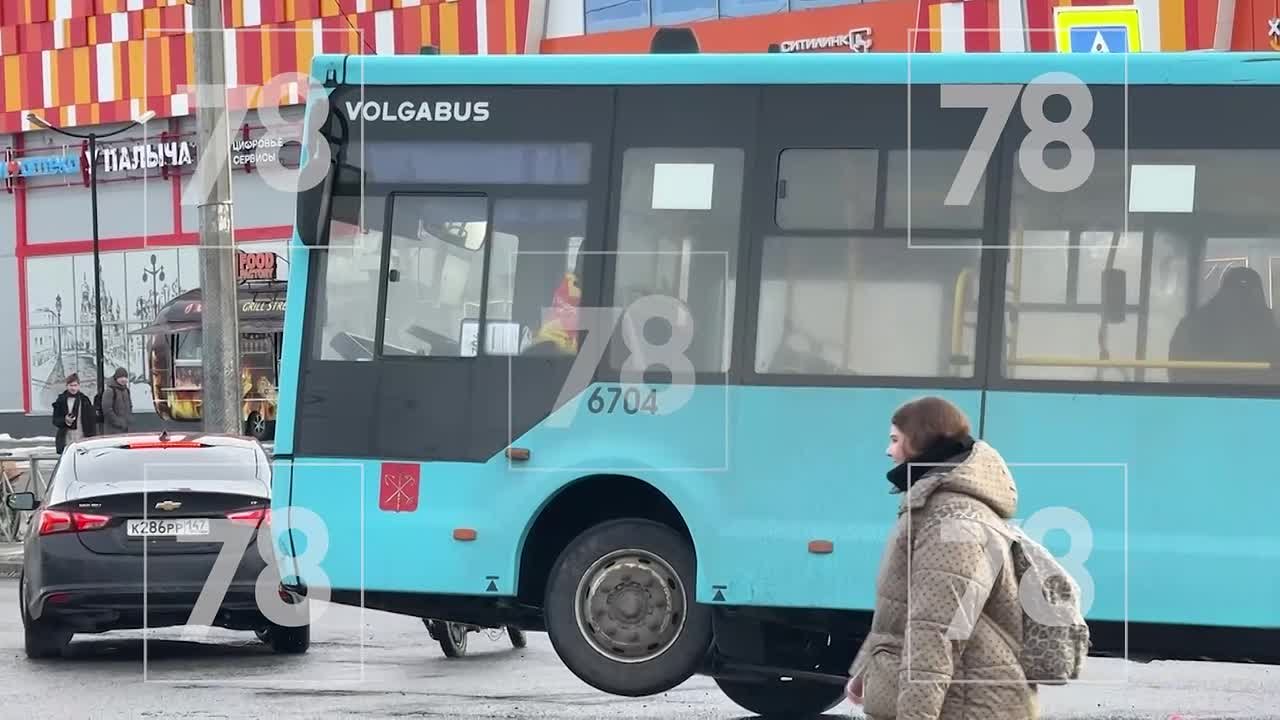 Лазурный «встал на дыбы» возле станции метро Парнас