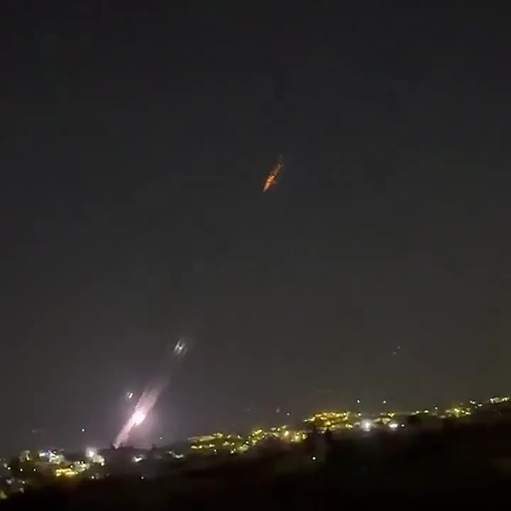 Видео боевого применения израильского LaserDome по ракетам, запущенным из соседнего Ливана