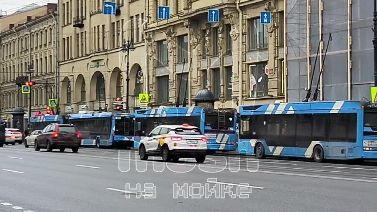 Длиннющая пробка из троллейбусов на Невском — причины выясняются, но других их рогатых коллег уже отправили по соседним улицам