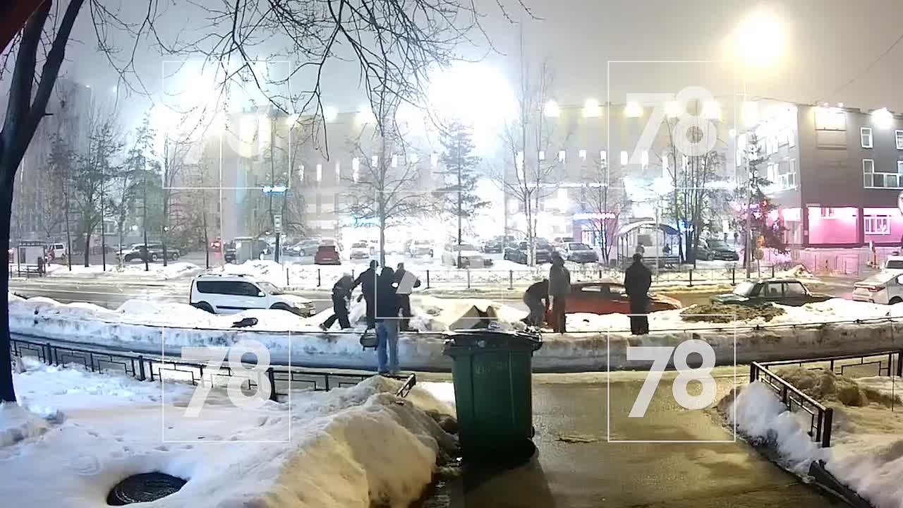 Били ногами по голове и стреляли из ракетницы