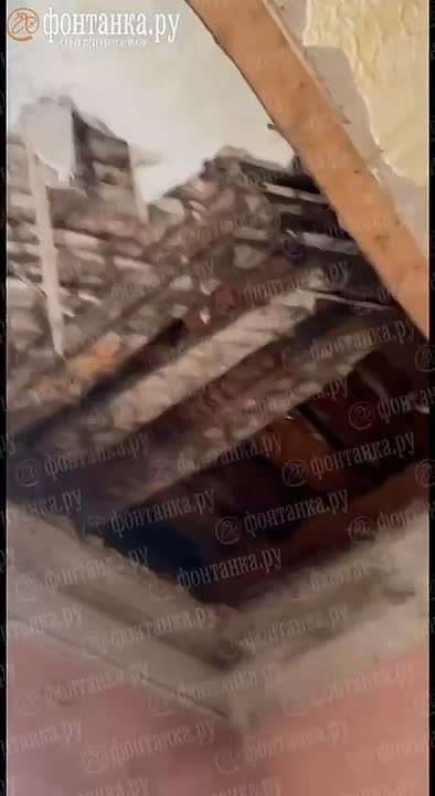 «На меня рухнул потолок». Коммуналку залило горячей водой после обрушения в Петроградском районе