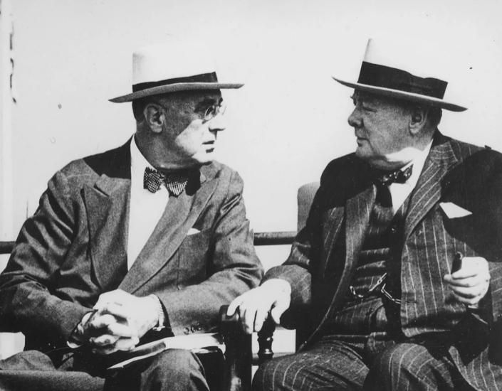 Михаил Онуфриенко: В августе 1940-го года, когда Гитлер уже сожрал Польшу, и всем было ясно, что он пойдет дальше, на борту «Принца Уэльского» Рузвельт сказал Черчиллю: