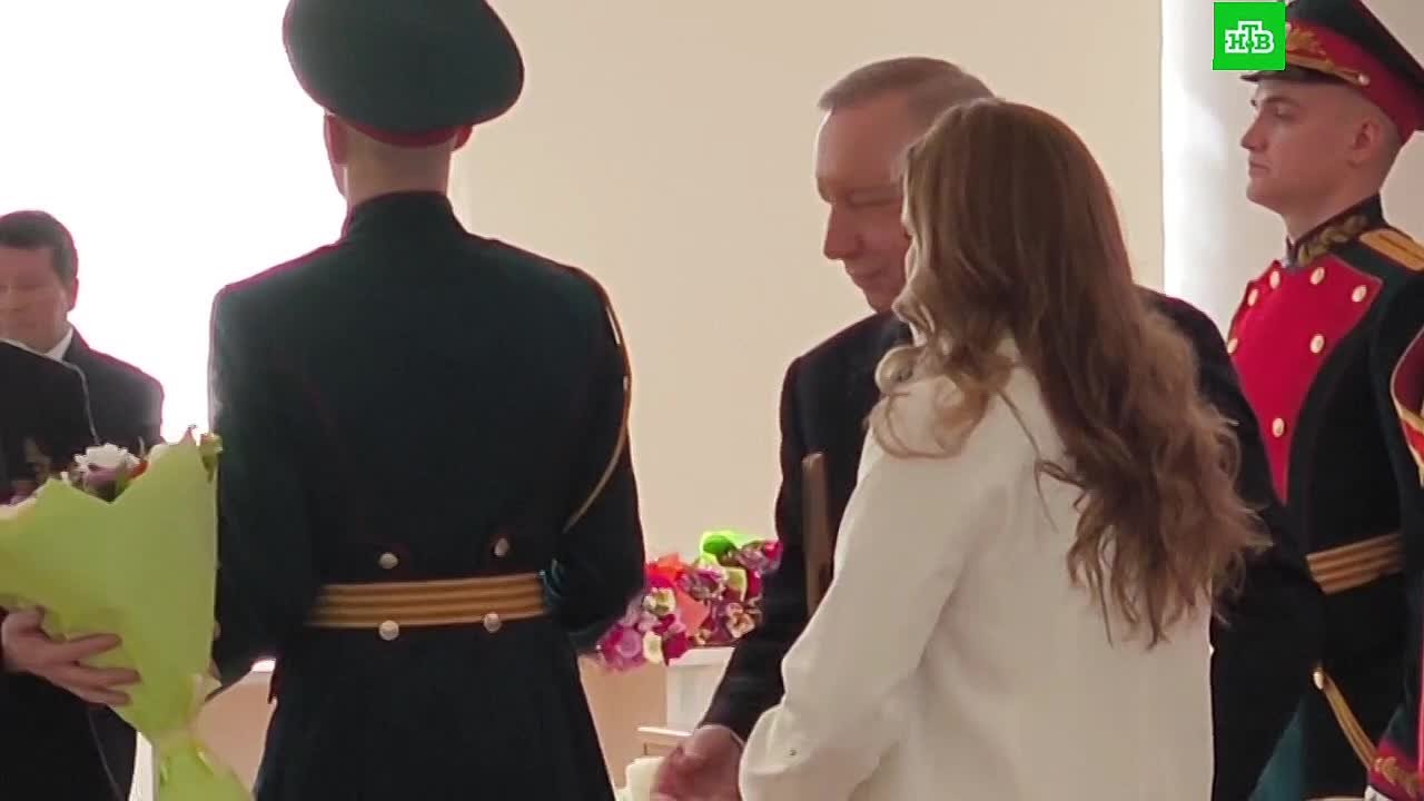 Губернатор Петербурга наградил спасительниц полуторагодовалого мальчика с Богатырского проспекта