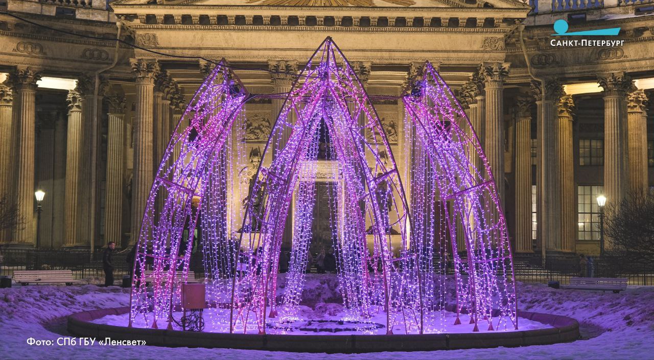 Немного романтики к 8 марта от города — световые фонтаны в Казанском и Нахимовском скверах перекрасят в цикломеновый цвет