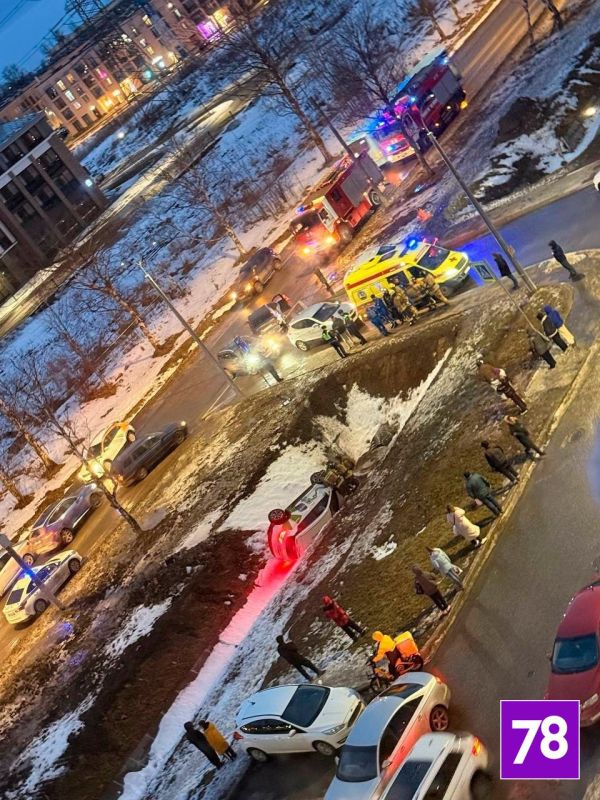 Каршеринговое авто улетело в канаву во время ДТП в Красносельском районе