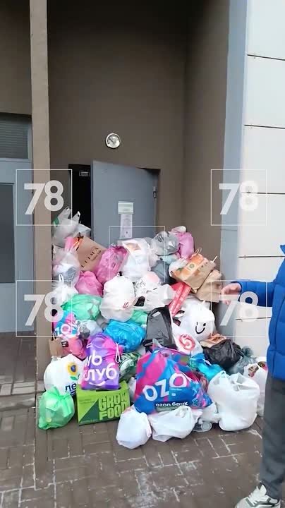 Жители ЖК на набережной Смоленки утопают в мусоре — отходы не вывозят уже несколько недель, рассказали нам местные жители