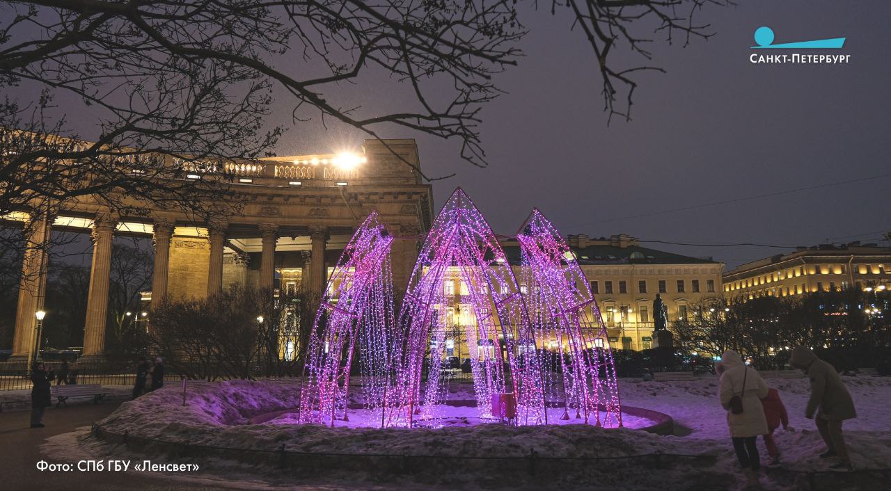 Немного романтики к 8 марта от города — световые фонтаны в Казанском и Нахимовском скверах перекрасят в цикломеновый цвет Немного романтики к 8 марта от города — световые фонтаны в Казанском и Нахимовском скверах перекрасят в цикломеновый цвет