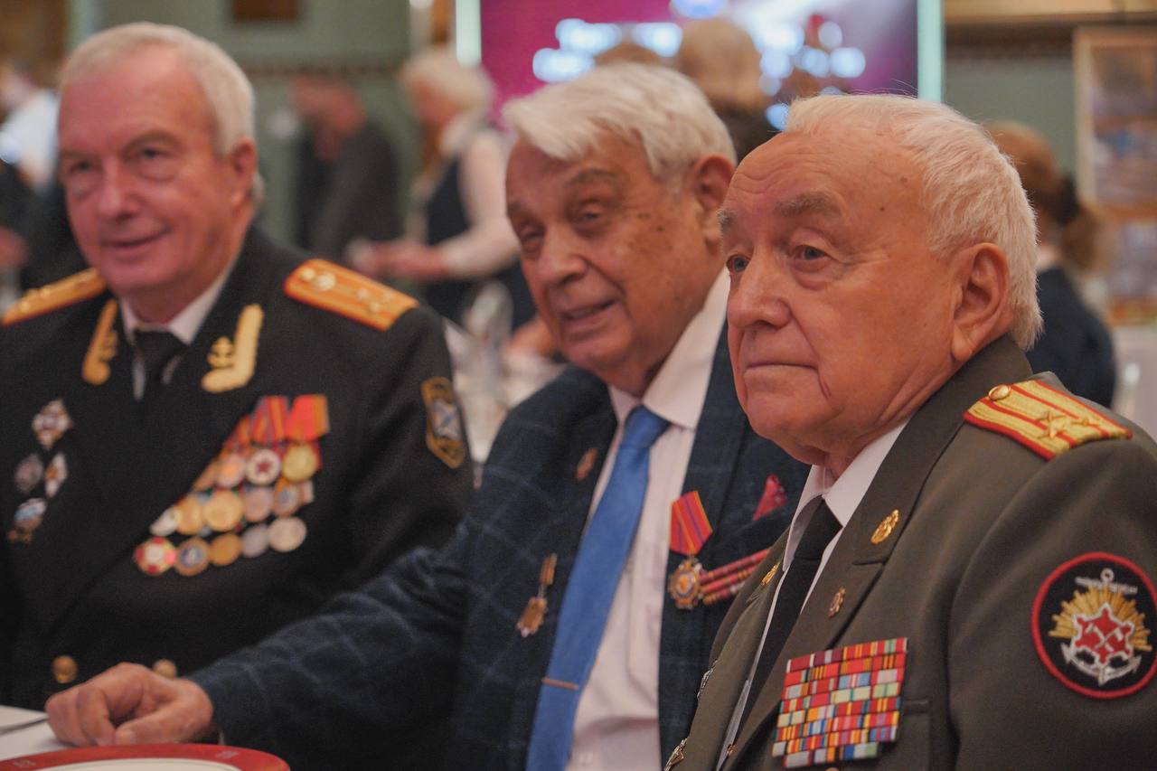 Александр Беглов: Вчерашний вечер завершился тёплым мероприятием – вместе с председателем Законодательного Собрания Александром Бельским поздравили наших ветеранов Александр Беглов: Вчерашний вечер завершился тёплым мероприятием – вместе с председателем Законодательного Собрания Александром Бельским поздравили наших ветеранов