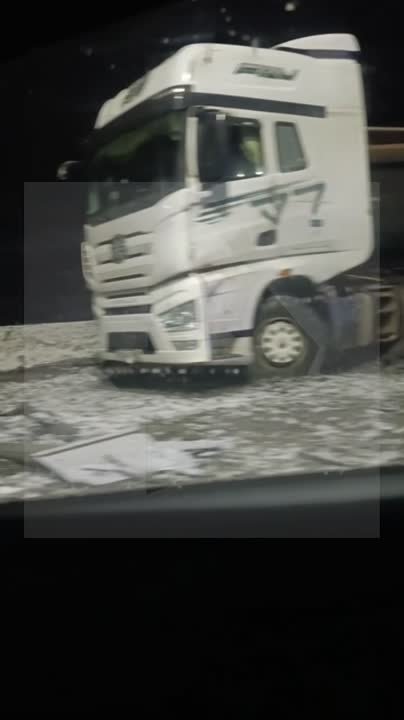 Одну фуру смяло другой в Санкт-Петербурге — чудом никто не пострадал