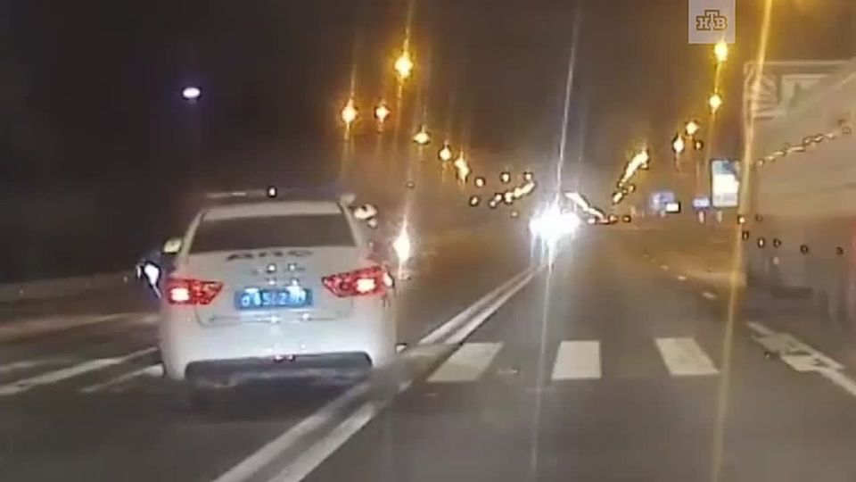 В поселке Ушаки экипаж ДПС сбил женщину с ребенком на зебре