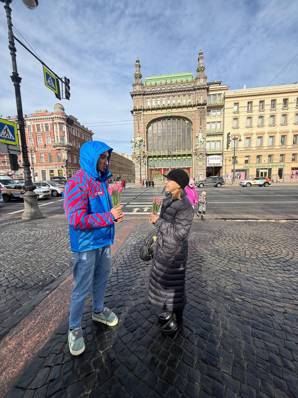 До 8 Марта осталось ещё два дня, а количество тюльпанов на улице уже выросло в разы До 8 Марта осталось ещё два дня, а количество тюльпанов на улице уже выросло в разы