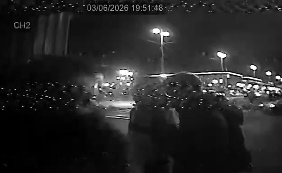 Жители «Дома с башней» жалуются на экстремалов, лазающих по зданию. Молодежь привлекли пустующие леса