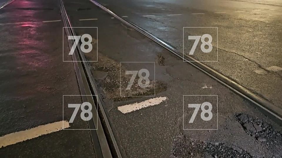 Два автомобиля пробили колеса из-за ям в Невском районе