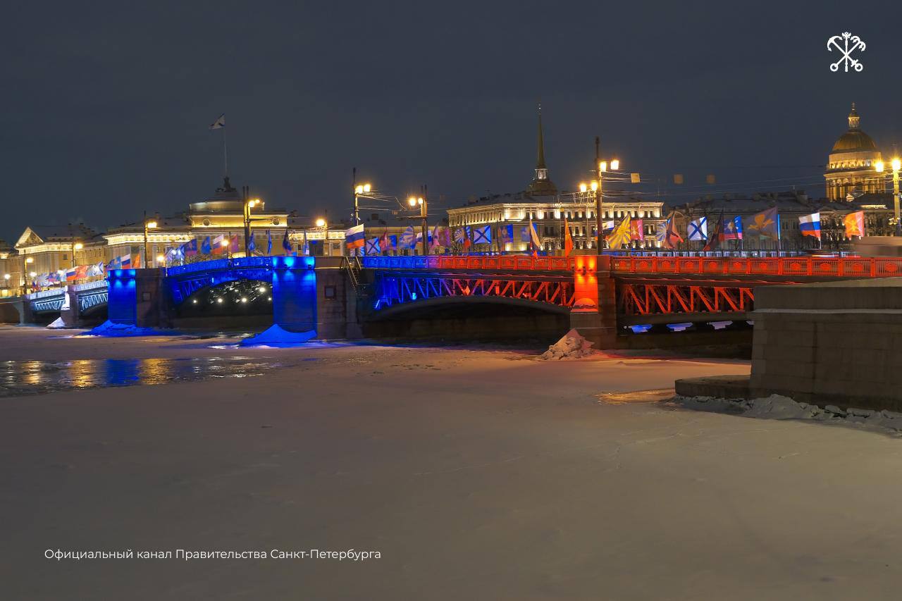 Дворцовый и Троицкий мосты, а также мост Бетанкура окрасятся цветами российского флага в честь 8 Марта Дворцовый и Троицкий мосты, а также мост Бетанкура окрасятся цветами российского флага в честь 8 Марта