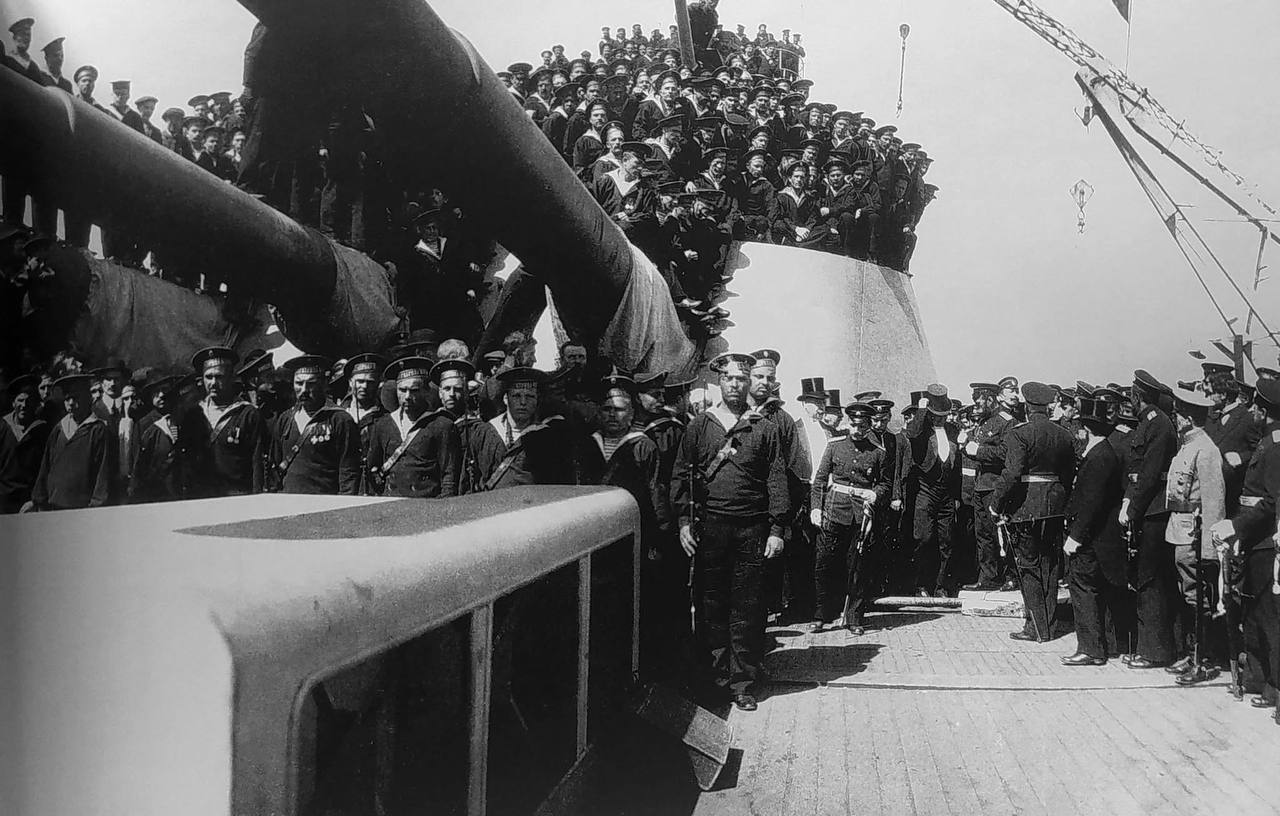 Глядя на нынешнее положение Черноморского флота особенно обидно, что в свое время не получила должной популярности его история 1914-17 годов, которую в принципе можно считать одной из самых ярких страниц истории ВМФ России в... Глядя на нынешнее положение Черноморского флота особенно обидно, что в свое время не получила должной популярности его история 1914-17 годов, которую в принципе можно считать одной из самых ярких страниц истории ВМФ России в...