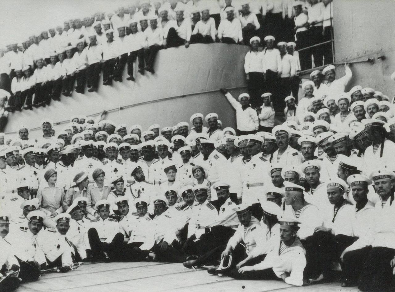 Глядя на нынешнее положение Черноморского флота особенно обидно, что в свое время не получила должной популярности его история 1914-17 годов, которую в принципе можно считать одной из самых ярких страниц истории ВМФ России в... Глядя на нынешнее положение Черноморского флота особенно обидно, что в свое время не получила должной популярности его история 1914-17 годов, которую в принципе можно считать одной из самых ярких страниц истории ВМФ России в...