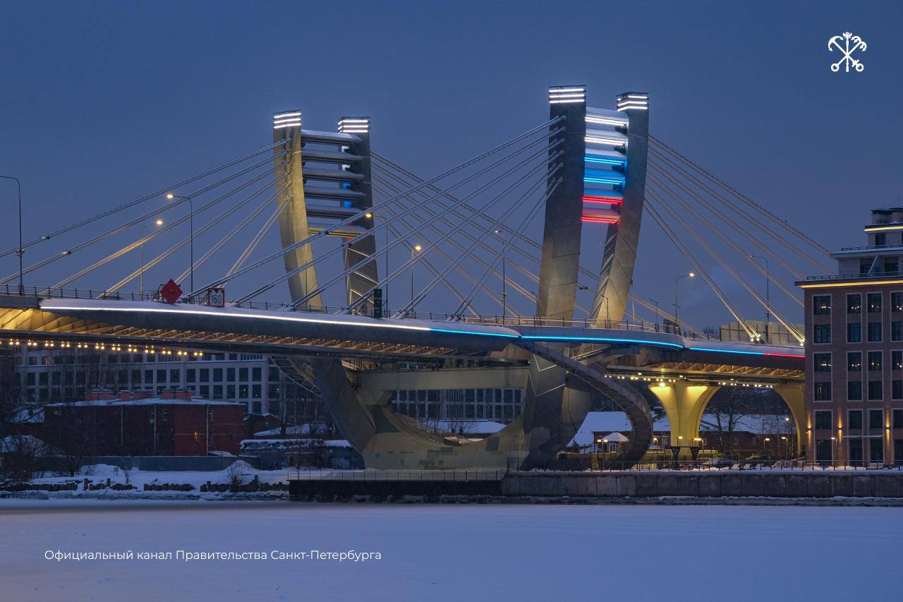 Дворцовый и Троицкий мосты, а также мост Бетанкура окрасятся цветами российского флага в честь 8 Марта Дворцовый и Троицкий мосты, а также мост Бетанкура окрасятся цветами российского флага в честь 8 Марта