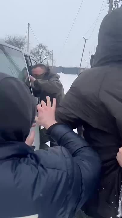 Два майора: Стоит выйти из дома и тебя уже везут на мясо