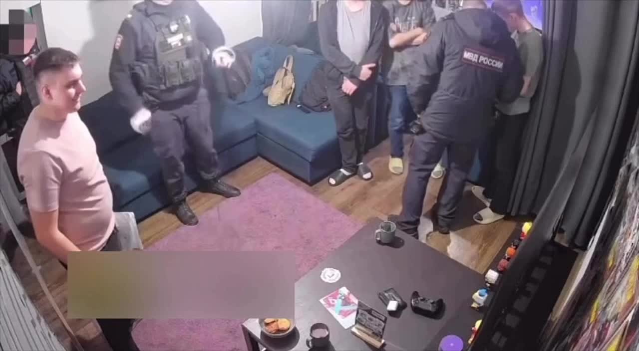 В Петербурге полицейский поиграл в VR-игры в антикафе, пока его коллега оформляли уклониста