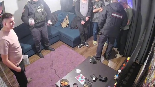 Полиция пришла за "уклонистом", но отвлекалась на игры в VR-очках