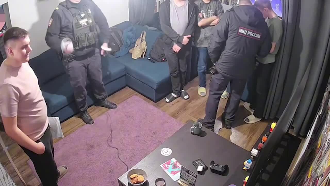 Полиция пришла за "уклонистом", но отвлекалась на игры в VR-очках