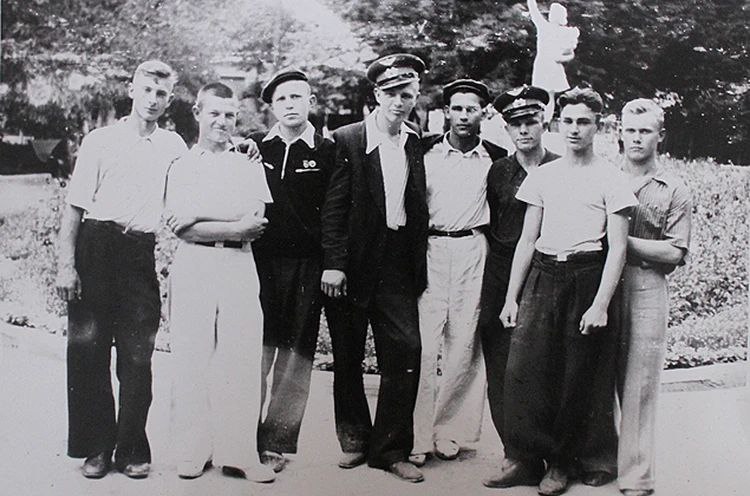 Сегодня родился Гагарин.. Есть такие люди, для которых не нужно объяснять, кто они. Помните надпись на могиле генералиссимуса «Здесь лежит Суворов»? И всё. Все русские знают, почему нужно поклониться. Или простой камень с... Сегодня родился Гагарин.. Есть такие люди, для которых не нужно объяснять, кто они. Помните надпись на могиле генералиссимуса «Здесь лежит Суворов»? И всё. Все русские знают, почему нужно поклониться. Или простой камень с...