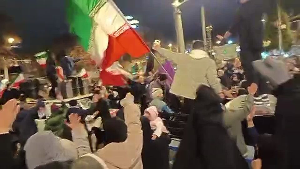 Предполагалось, что после начала агрессии толпы иранцев выйдут на улицы "свергать режим"