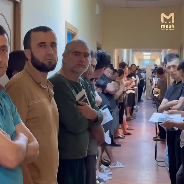 430 иностранцев выстроились в ряды в коридоре хостела на шоссе Революции — во время ночного рейда полиции и УФСБ