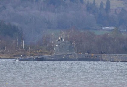 Накануне была замечена британская подводная лодка, покидающая военную базу в в Фаслейне