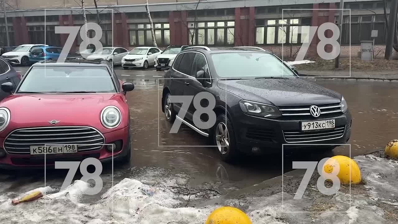 Дорогу в Приморском районе затопило холодной водой