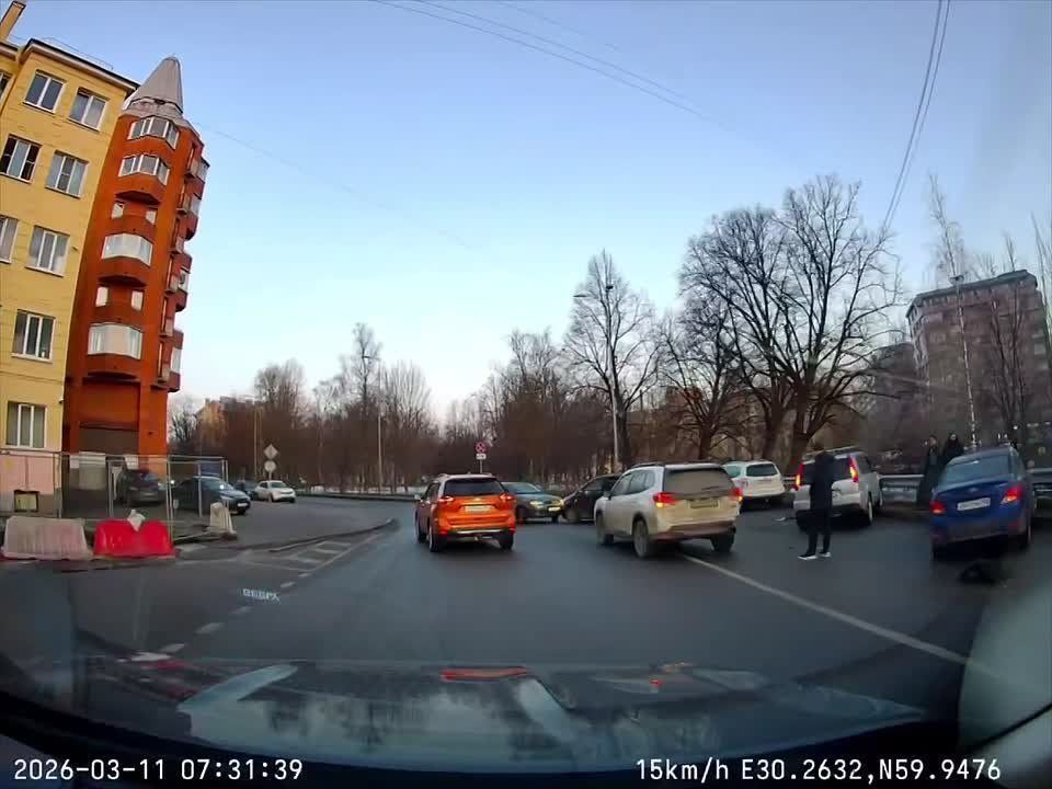 Около 8 машин столкнулись на пересечении набережной Смоленки и 12/13 линий Васильевского острова