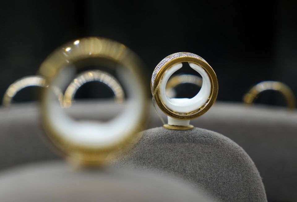 С глаз долой и в ломбард: более трети россиянок готовы расстаться с украшениями, подаренными экс-возлюбленными