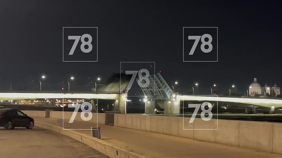 В Петербурге провели первую техническую разводку моста Александра Невского