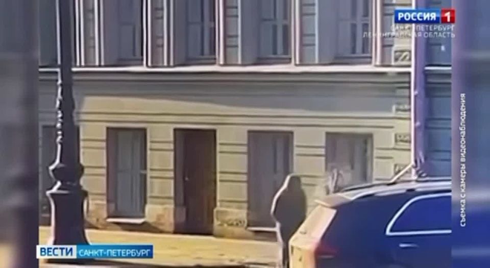 Момент падения штукатурки на мужа директора БДТ попал на камеру