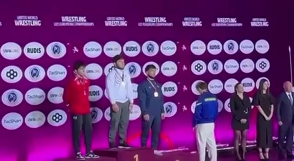 Украинский борец демонстративно ушел с пьедестала из-за гимна России