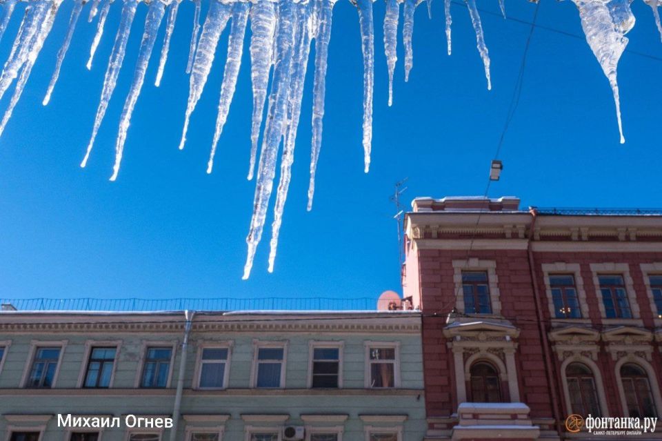 Падение сосульки на капот или куска штукатурки на голову – к сожалению, типичная ситуация для Петербурга