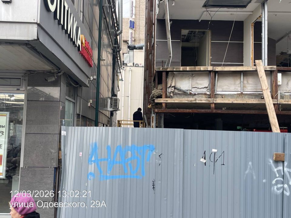 ТЦ у «Приморской» продолжают сносить — сегодня в здании бывшего торгового центра появились рабочие
