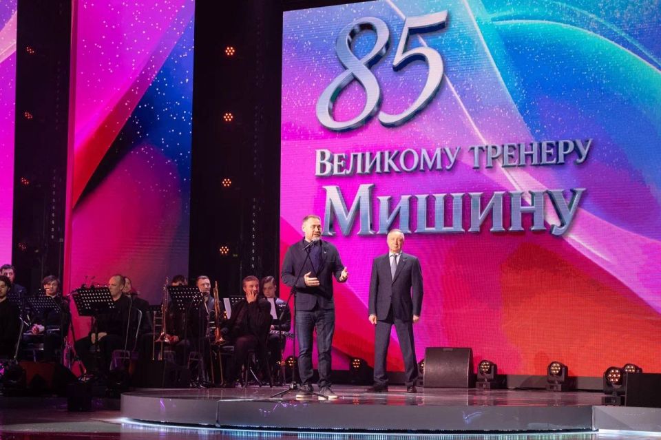 Удалось лично поздравить Алексея Мишина с наступившим днем рождения