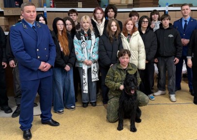 Прокуратура Адмиралтейского района г. Санкт-Петербурга для учащихся Центра образования №195 организовала экскурсию на предприятие, где производят имитаторы запахов для служебных собак кинологических служб