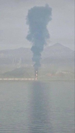 Горящий нефтяной резервуар в порту Фуджейры в ОАЭ