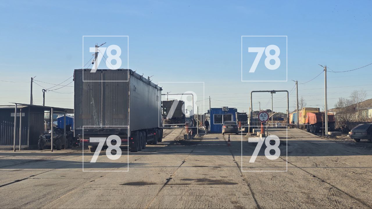 Колонны машин с бытовым мусором продолжают идти на закрытый полигон «Новый Свет» Колонны машин с бытовым мусором продолжают идти на закрытый полигон «Новый Свет»