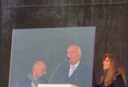 Пехлеви выступает в Мюнхене за пуленепробиваемым стеклом