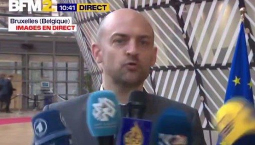 Глава МИД Франции Барро давит по двум направлениям: