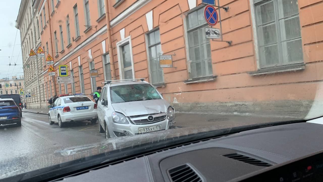 На Загородном проспекте иномарка вылетела в остановку с людьми На Загородном проспекте иномарка вылетела в остановку с людьми